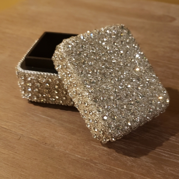 NWT! Sparkling Crystal Diamond Encrusted Silver Jewelry / Keepsake Box - Picture 4 of 8